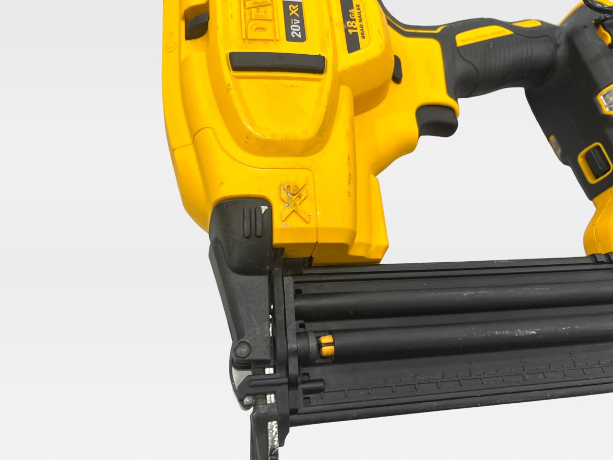 DEWALT DCN680 20V MAX LiIon XR 18 GA Cordless Brad Nailer Nail Gun