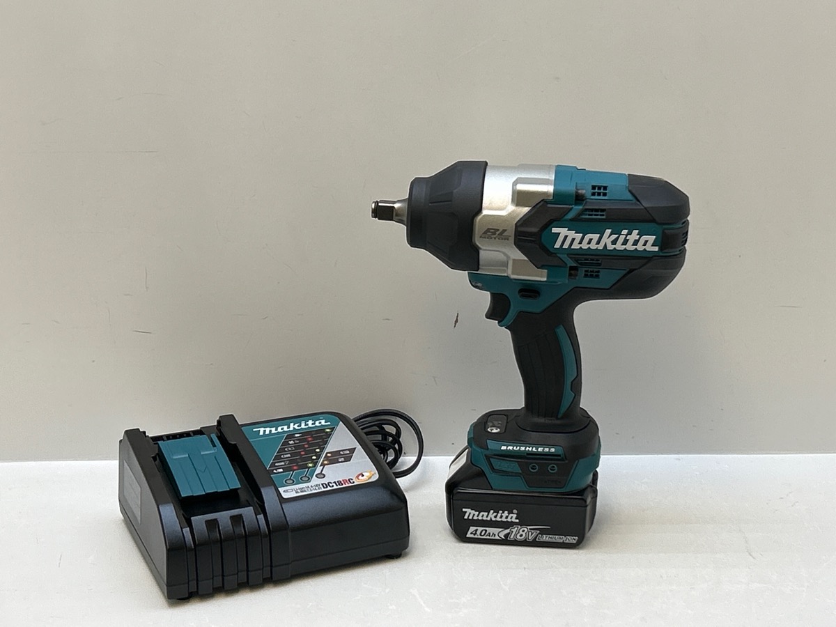 Makita XWT08Z 18V LXT LiIon Brushless 1/2 in Sq. Drive Impact Wrench 5.0 Ah Kit Very Good