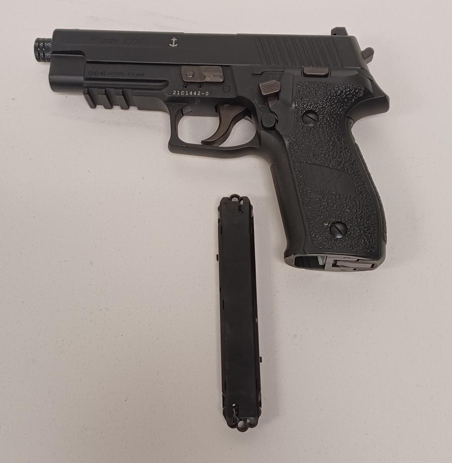 SIG SAUER P226 BB GUN W/ MAG Very Good Buya