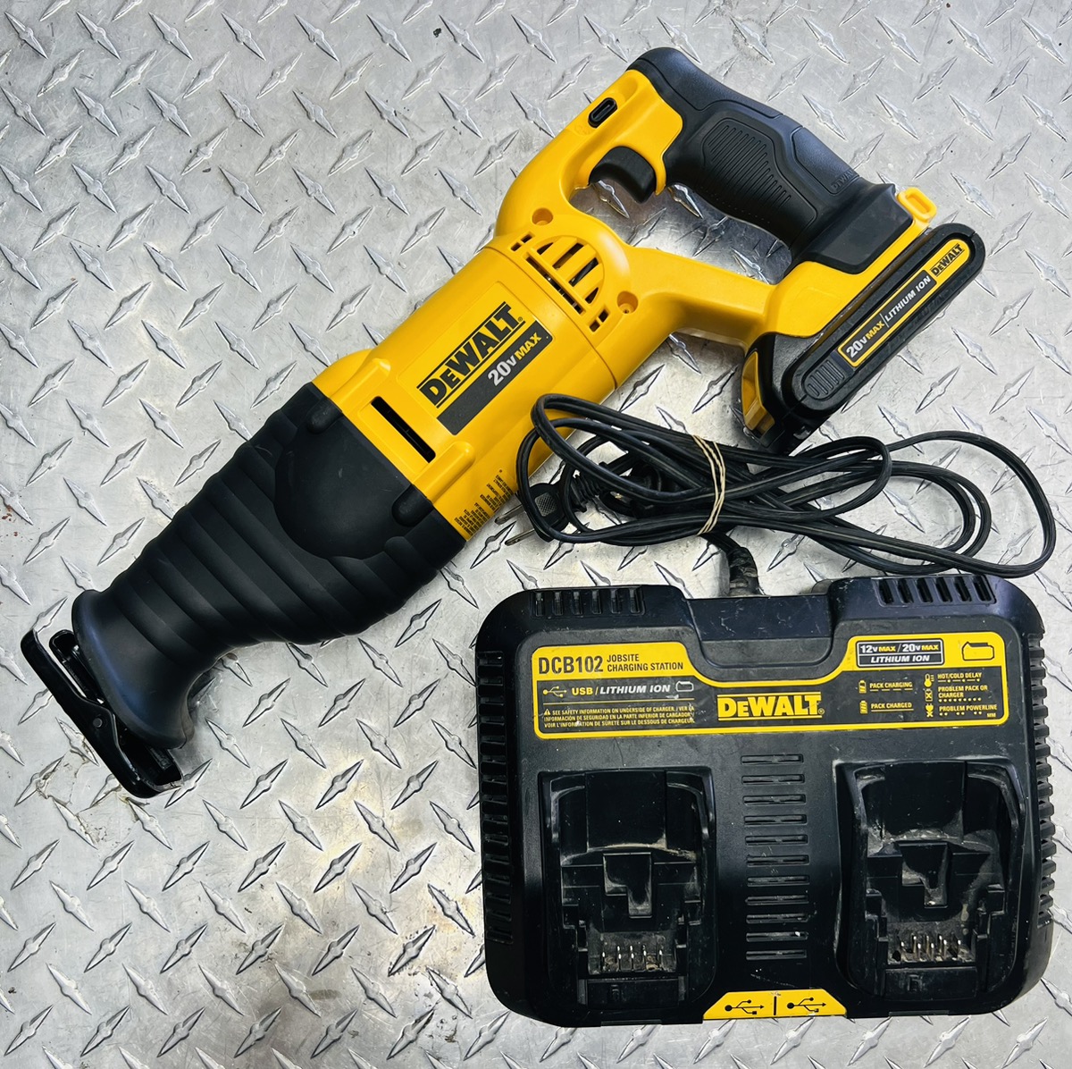 Dewalt DCS381 20V Reciprocating Saw With Battery And Charger Brand New