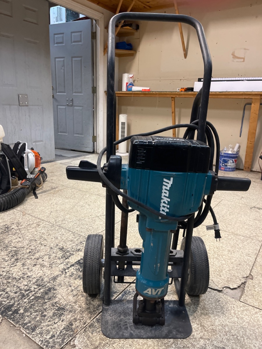 MAKITA HM1810 70 LB. AVT® BREAKER HAMMER *local pickup only* (mee) Very Good Buya