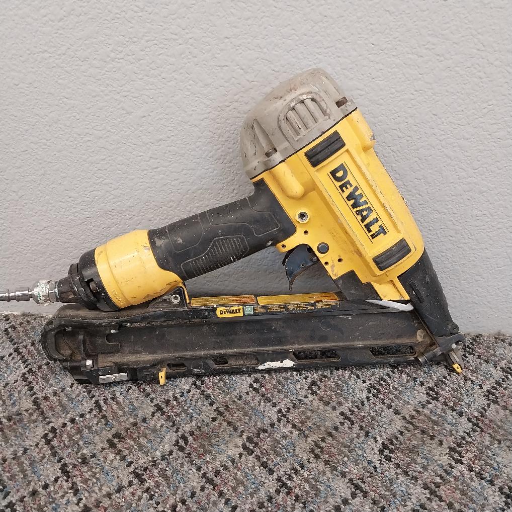 DEWALT DWFP72155 15 GAUGE 2 1/2" ANGLE FINISH NAILER Good Buya