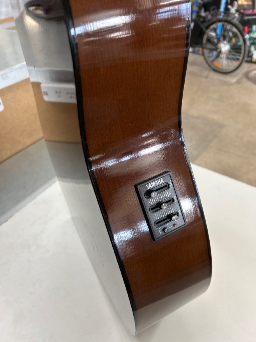 Yamaha FX335 RightHanded Acoustic/Electric Guitar Dreadnought Good