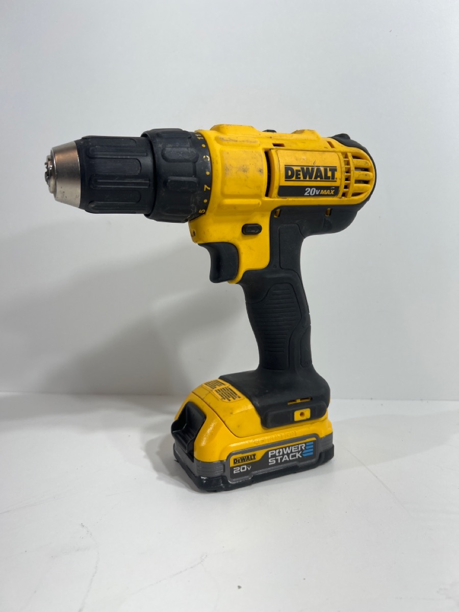 DEWALT DCD771 CORDLESS DRILL. WITH POWER STACK BATTERY. WITH CHARGER