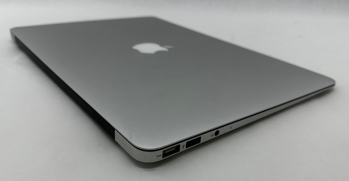 Apple MacBook Air 2010 MC503LL/A 128GB SSD 2GB Ram 13.3" 1.8 GHz Good