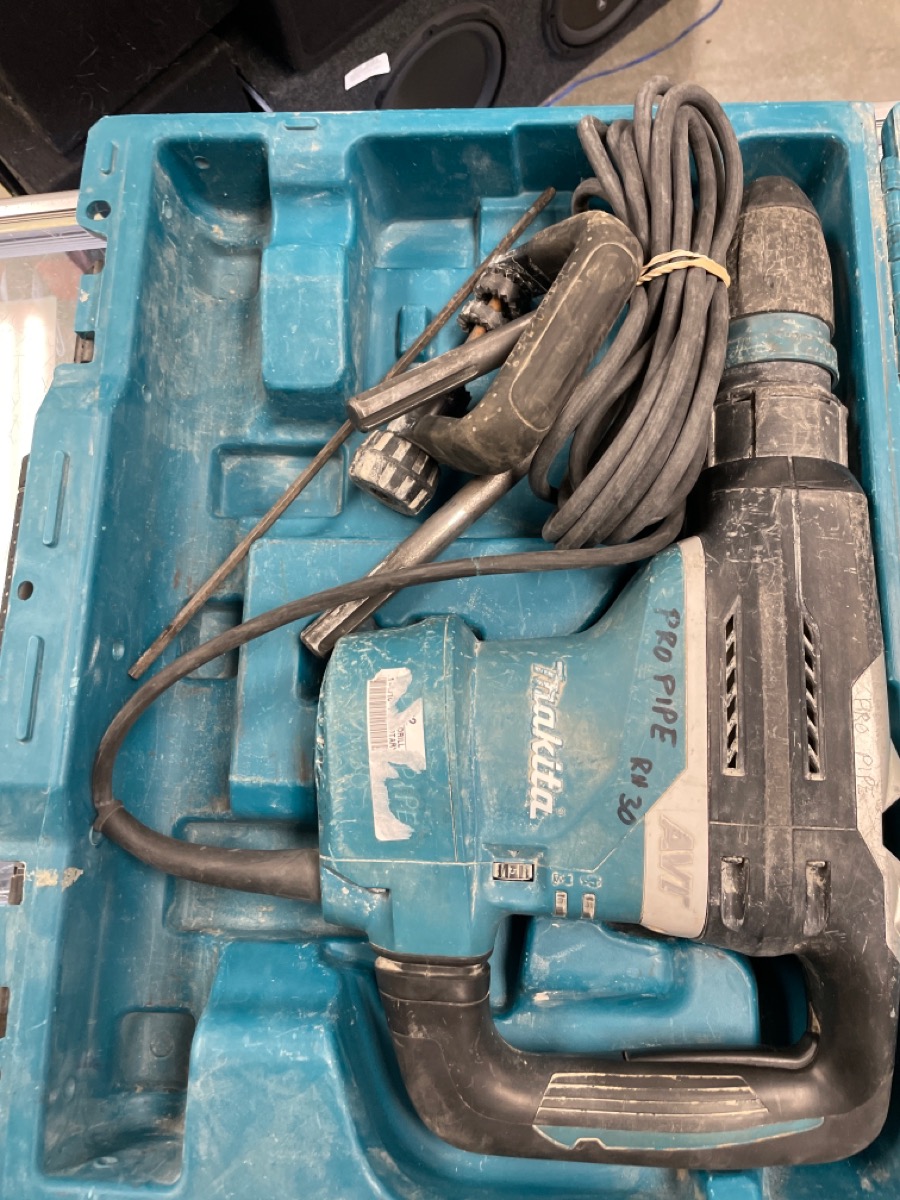 Makita HR4013C / 19/16" Corded SDSMAX Concrete/Masonry Rotary Hammer