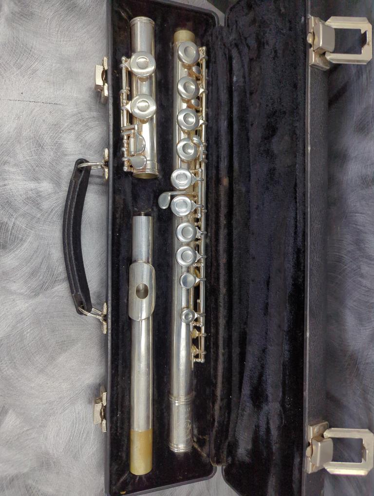GEMEINHARDT 22SP FLUTE SILVER IN COLOR IN CASE Good Axel's
