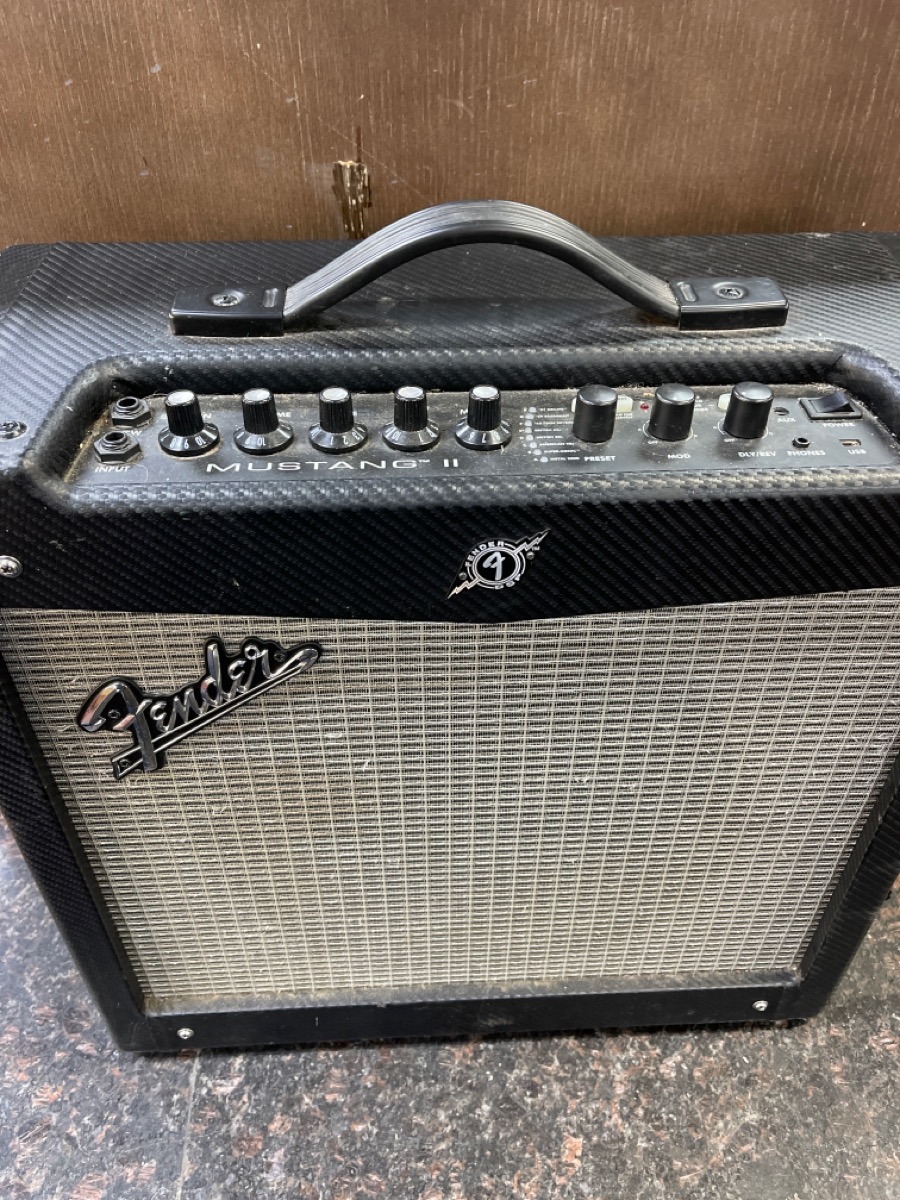 FENDER MUSTANG II GUITAR AMP Very Good Buya