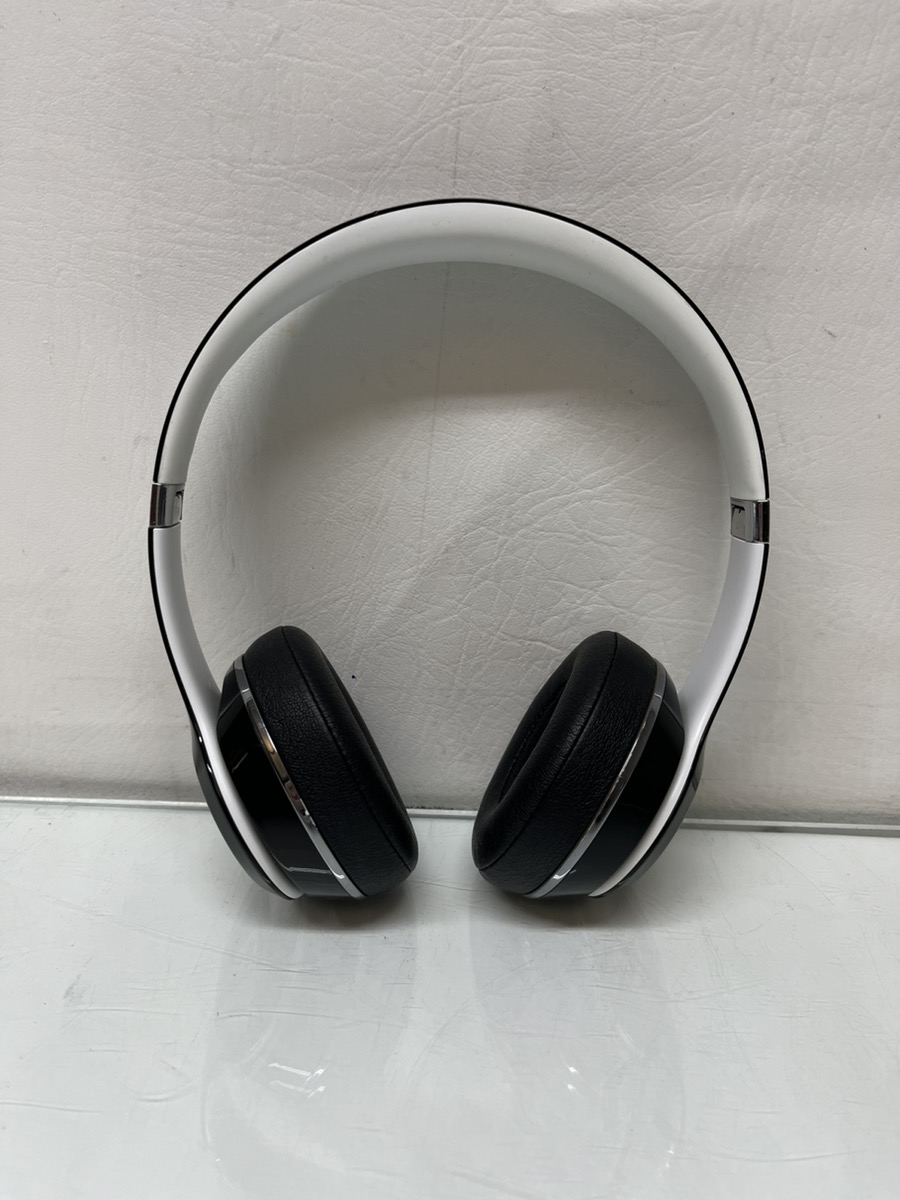 BEATS AUDIO SOLO 2 WIRED HEADPHONES BLACK/WHITE Good | Capitol City ...