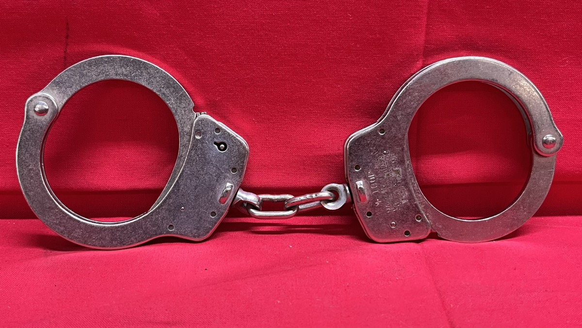 Smith & Wesson Model 100P ChainLinked Handcuffs w/Push Pin Double