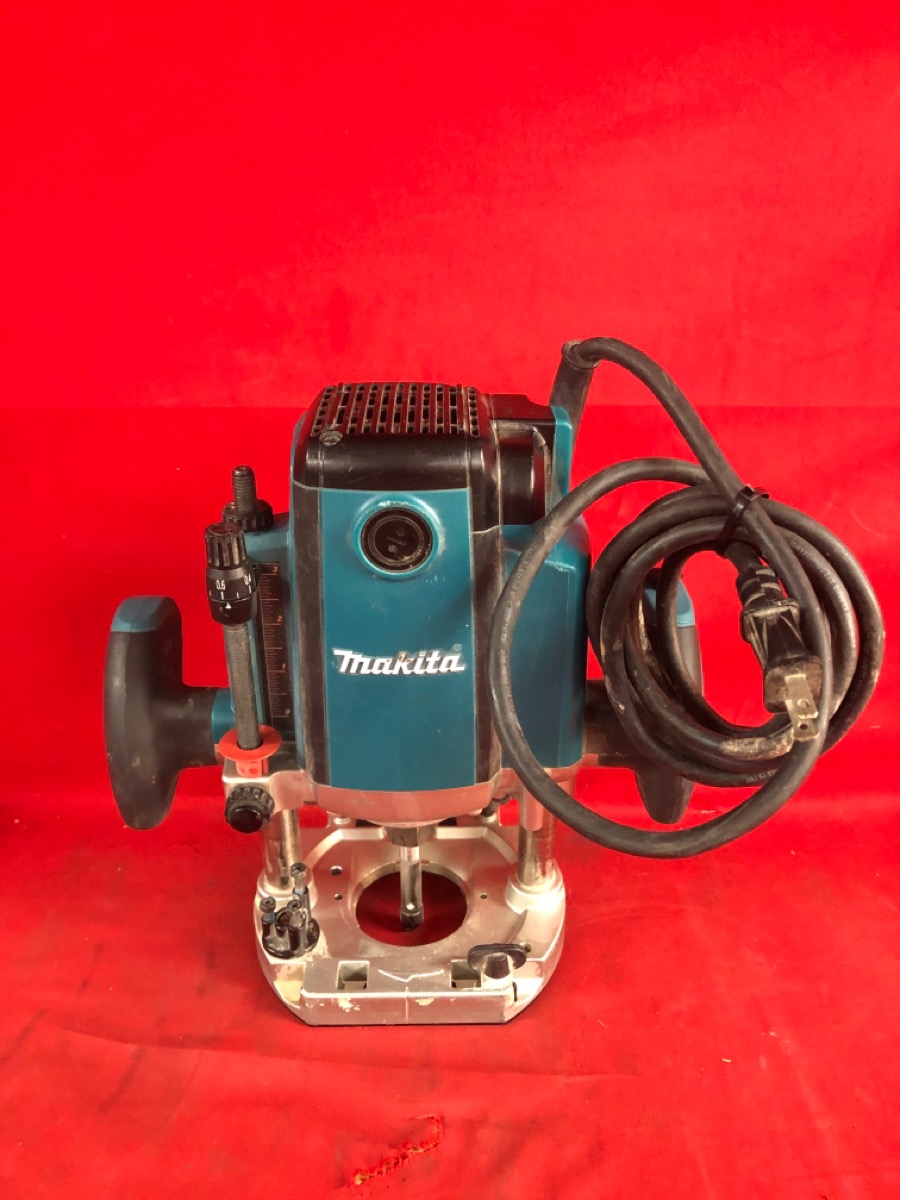 MAKITA RP1800 PLUNGE ROUTER Good Buya