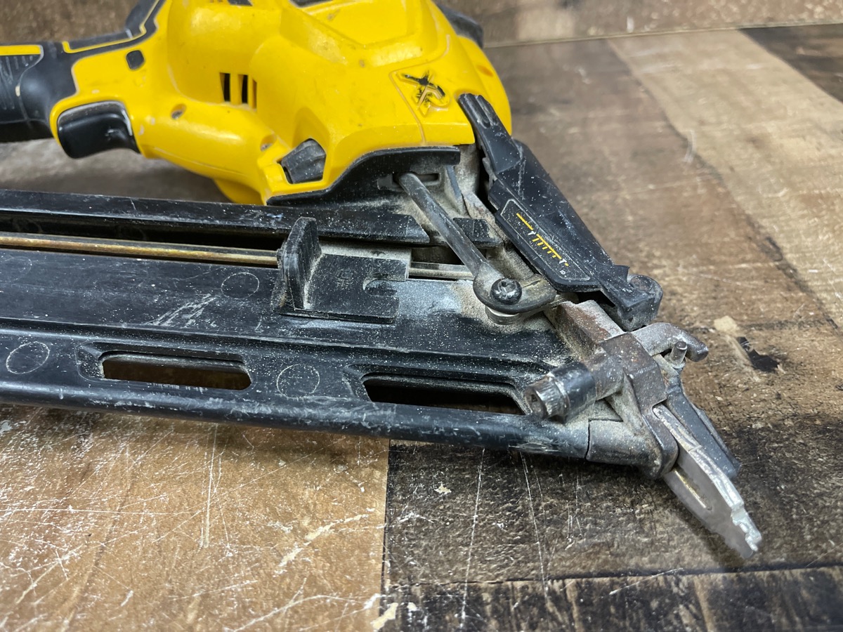 DEWALT DCN650 20V MAX XR LITHIUMION CORDLESS 15GAUGE ANGLED FINISH NAILER Very Good Buya