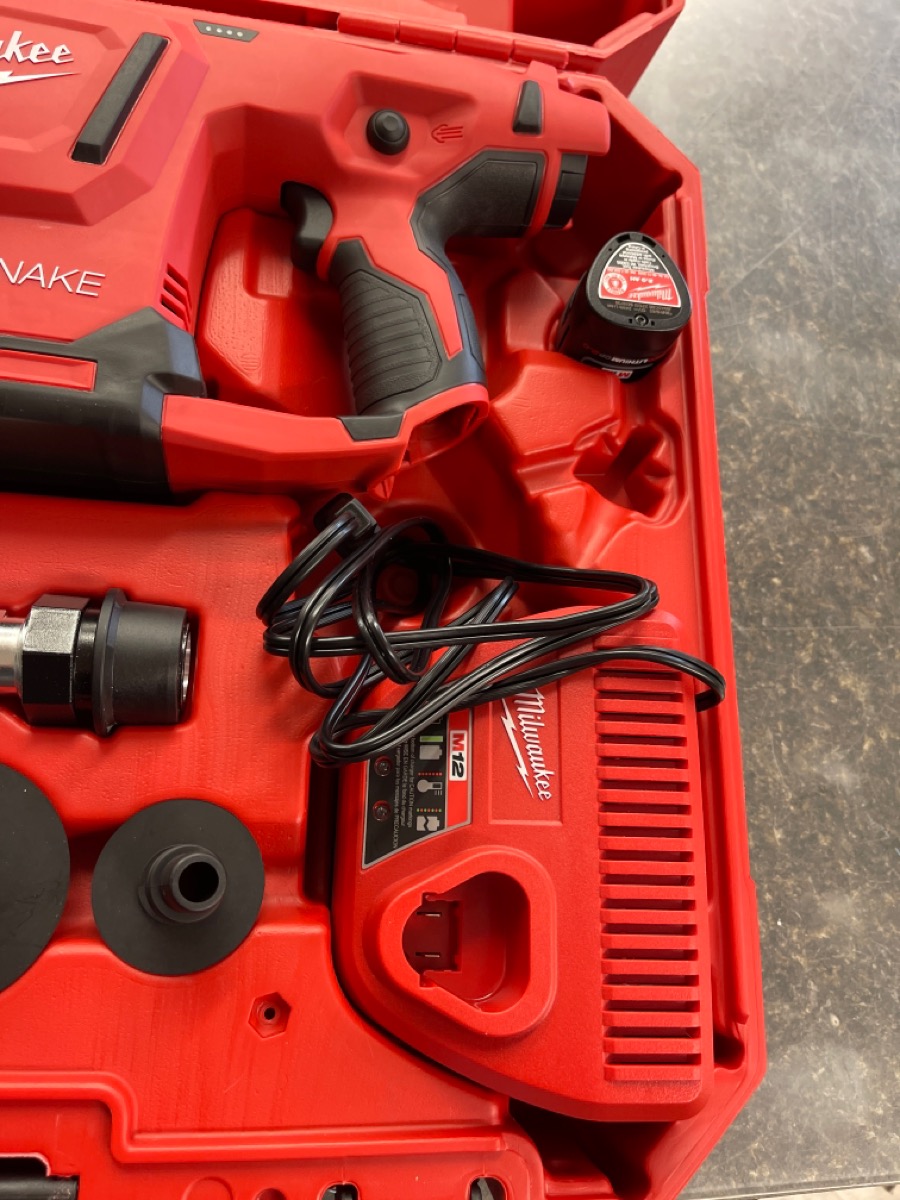 MILWAUKEE AIR SNAKE Like New Buya