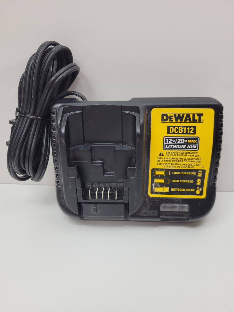 DEWALT DCB112/DCB204 12v/20v Charger w/4AH XR Lithium Ion Battery Good