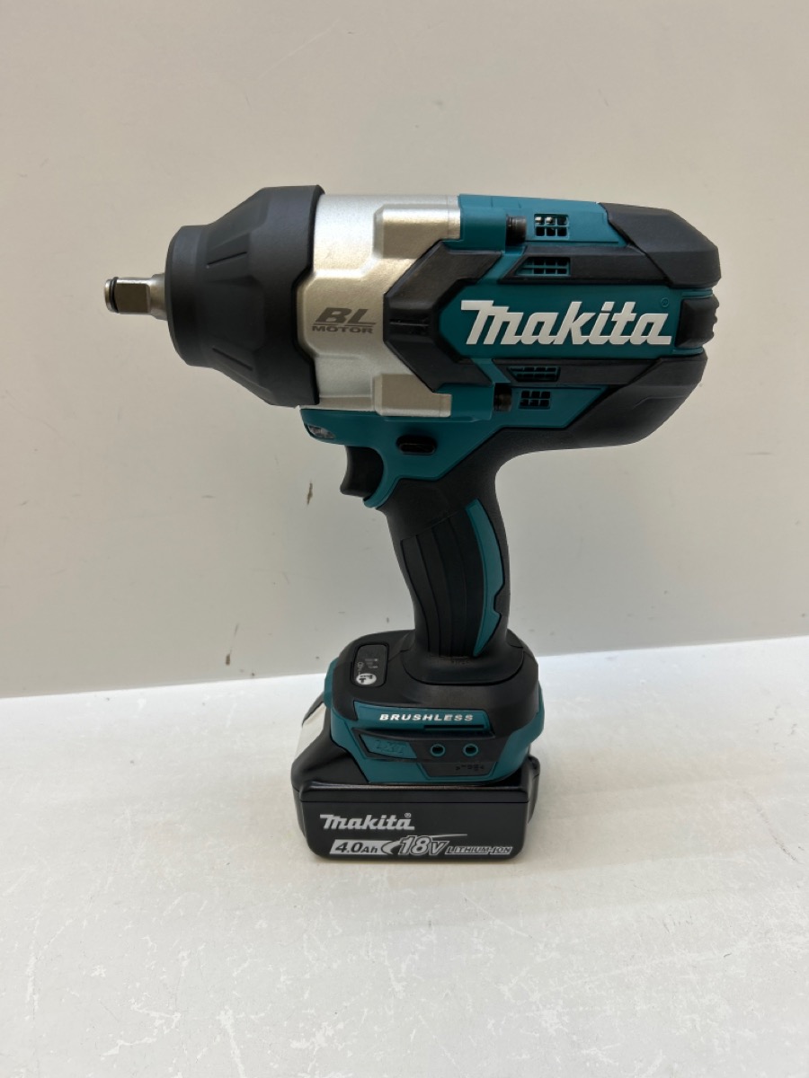Makita XWT08Z 18V LXT LiIon Brushless 1/2 in Sq. Drive Impact Wrench 5.0 Ah Kit Very Good