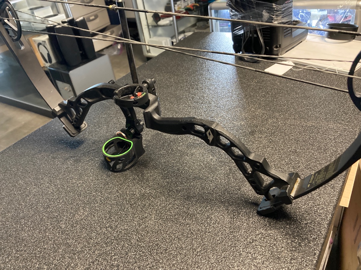 DIAMOND ARCHERY BY BOWTECH DIAMOND ATOMIC YOUTH BOW Like New Buya