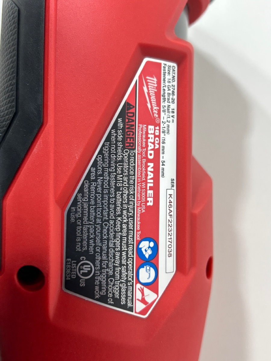 Milwaukee 274620 M18 Fuel Brushless 18 Gauge Brad Nailer Like New