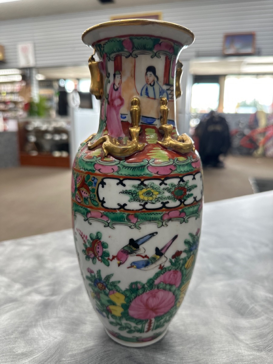 COLLECTIBLE HAND PAINTED VASE (HONG KONG) Good | Axel's Pawnshop ...