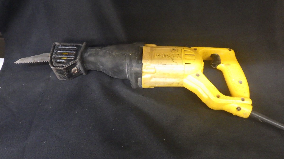 DEWALT 10AMP CORDED VARIABLE SPEED RECIPROCATING SAWDWE304 **AS IS