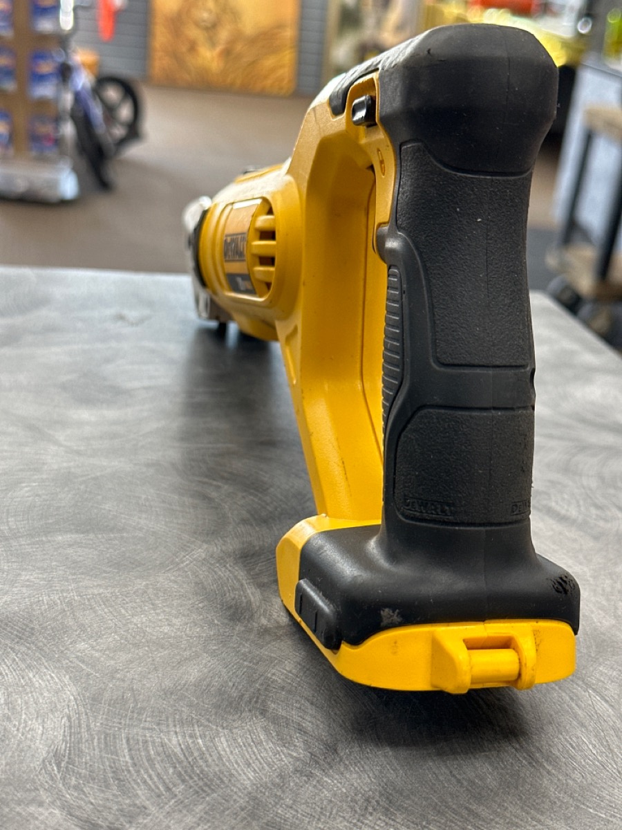 DEWALT DCS494 CORDLESS SHEAR Good Buya