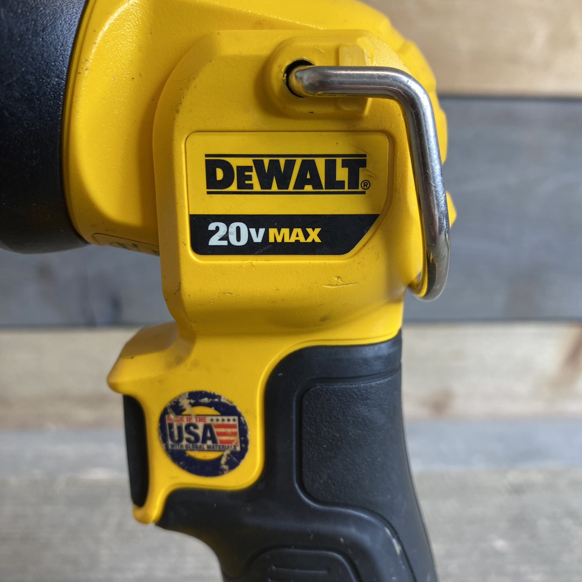 Dewalt 20V MAX LED Work Light w/ Battery Pack DCL040 Very Good | Buya
