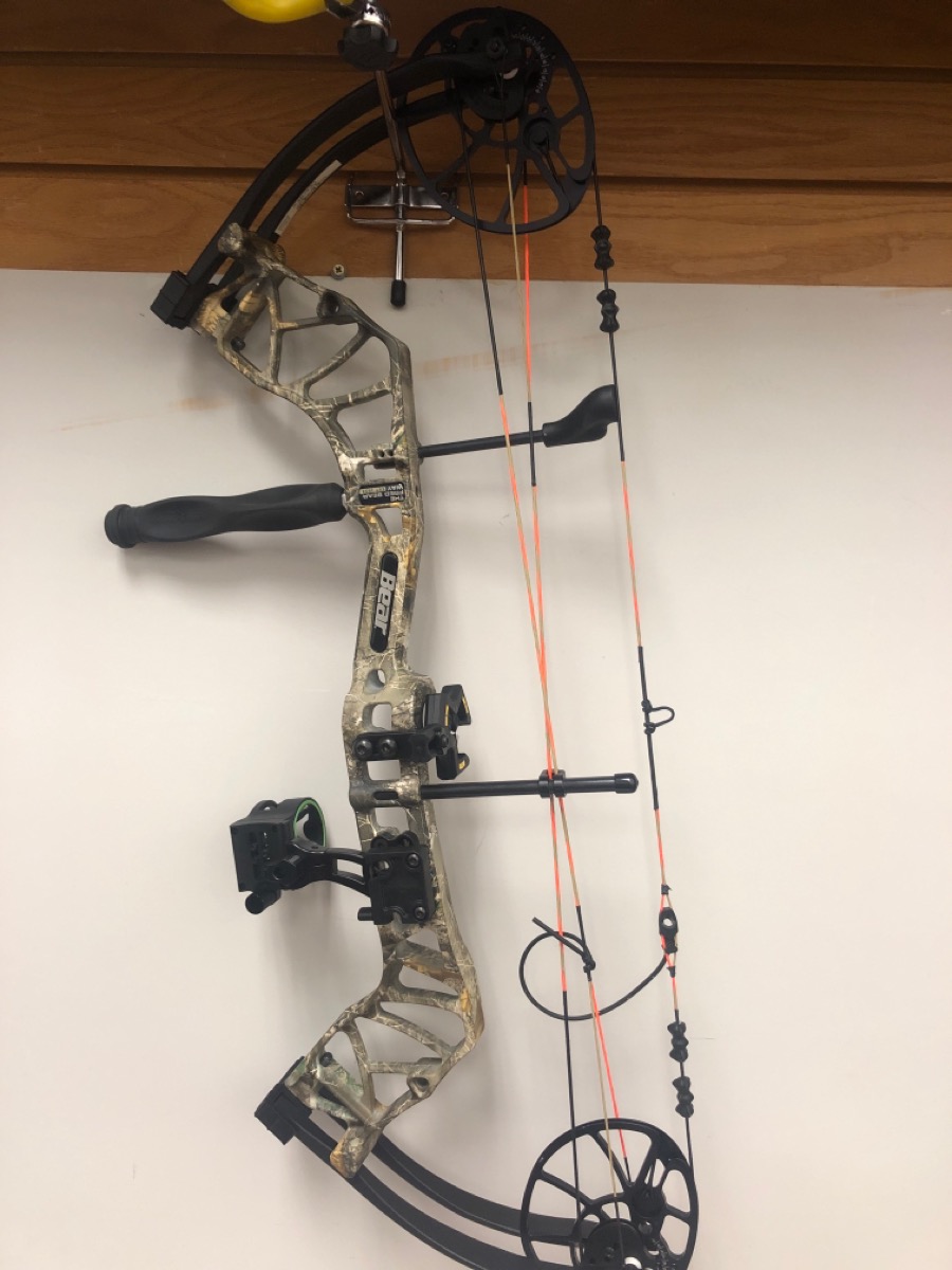 BEAR ARCHERY LEGIT RH 26" DL 70 LBS COMPOUND BOW CAMO W/ CASE Very