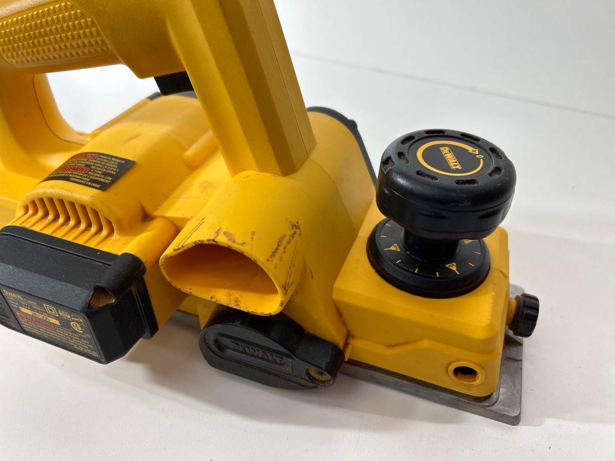 DEWALT D26676 5.5 Amp 31/4" Portable Hand Planer Good Pawn 1