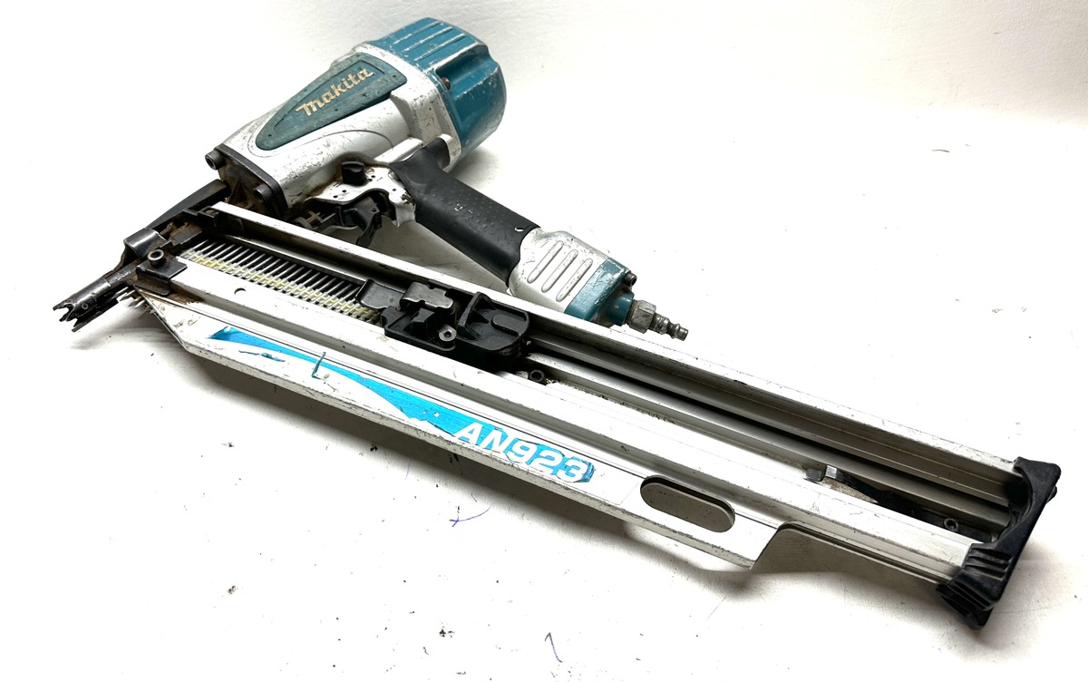 Makita 31/2" 21Degree Full Round Head Framing Nailer AN923 Good