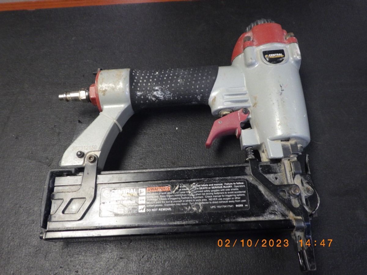 CENTRAL PNEUMATIC 18 Gauge 2in1 Air Nailer/Stapler Good Buya