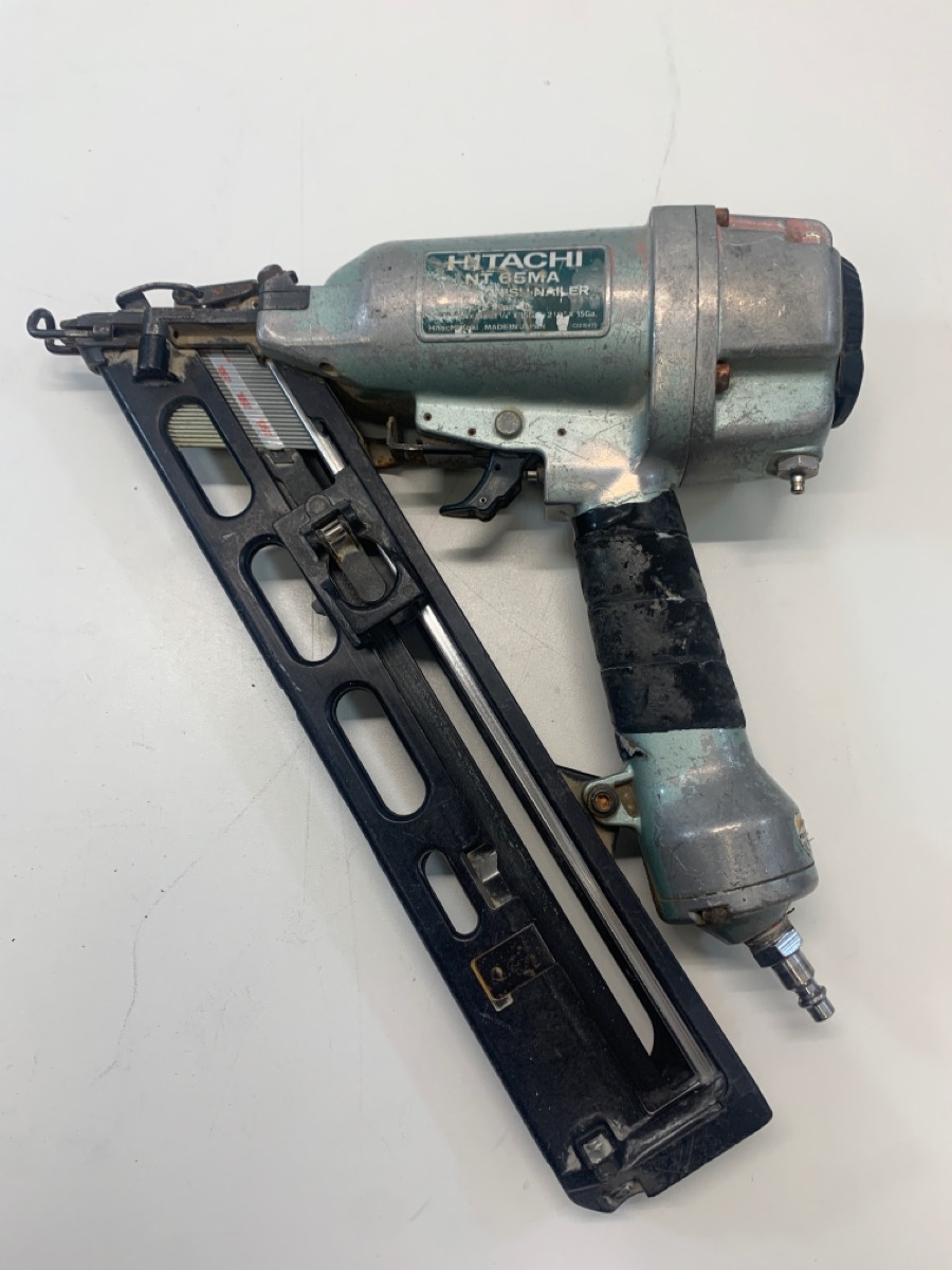 Nailgun Hitachi 15 Ga Angle Nailer. Older And Scrtch Up Acceptable 