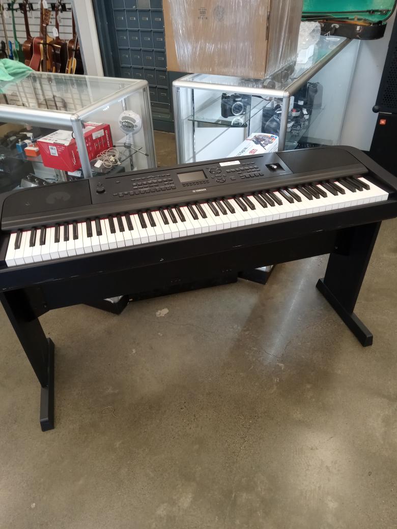 YAMAHA PORTABLE GRAND DGX670 Like New Pawn 1 Spokane WA