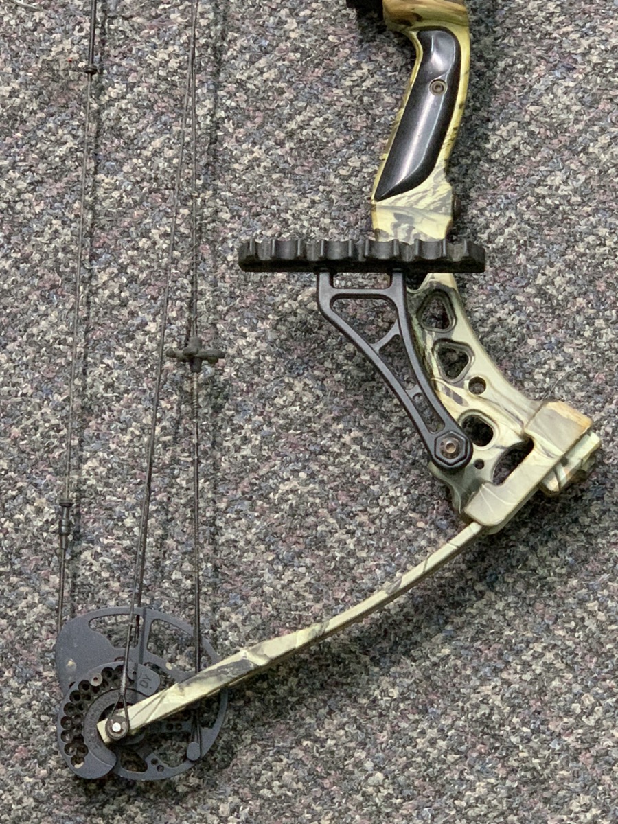 Diamond Archery by Bowtech Razor Edge RH 24" 60 Compound Bow Good