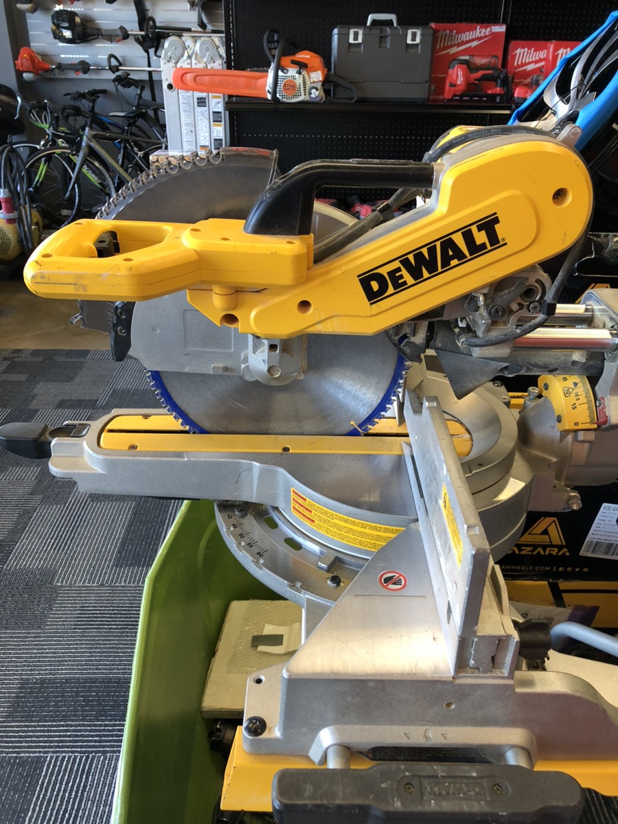 DEWALT 12" MITER SAW (DWS779) AND HEAVY DUTY SAW STAND (DWX723) VERY