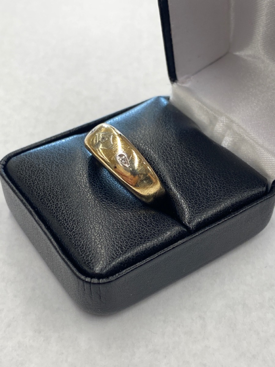 Gent's GoldDiamond Wedding Band 3 Diamonds .03 Carat T.W. 14K Yellow