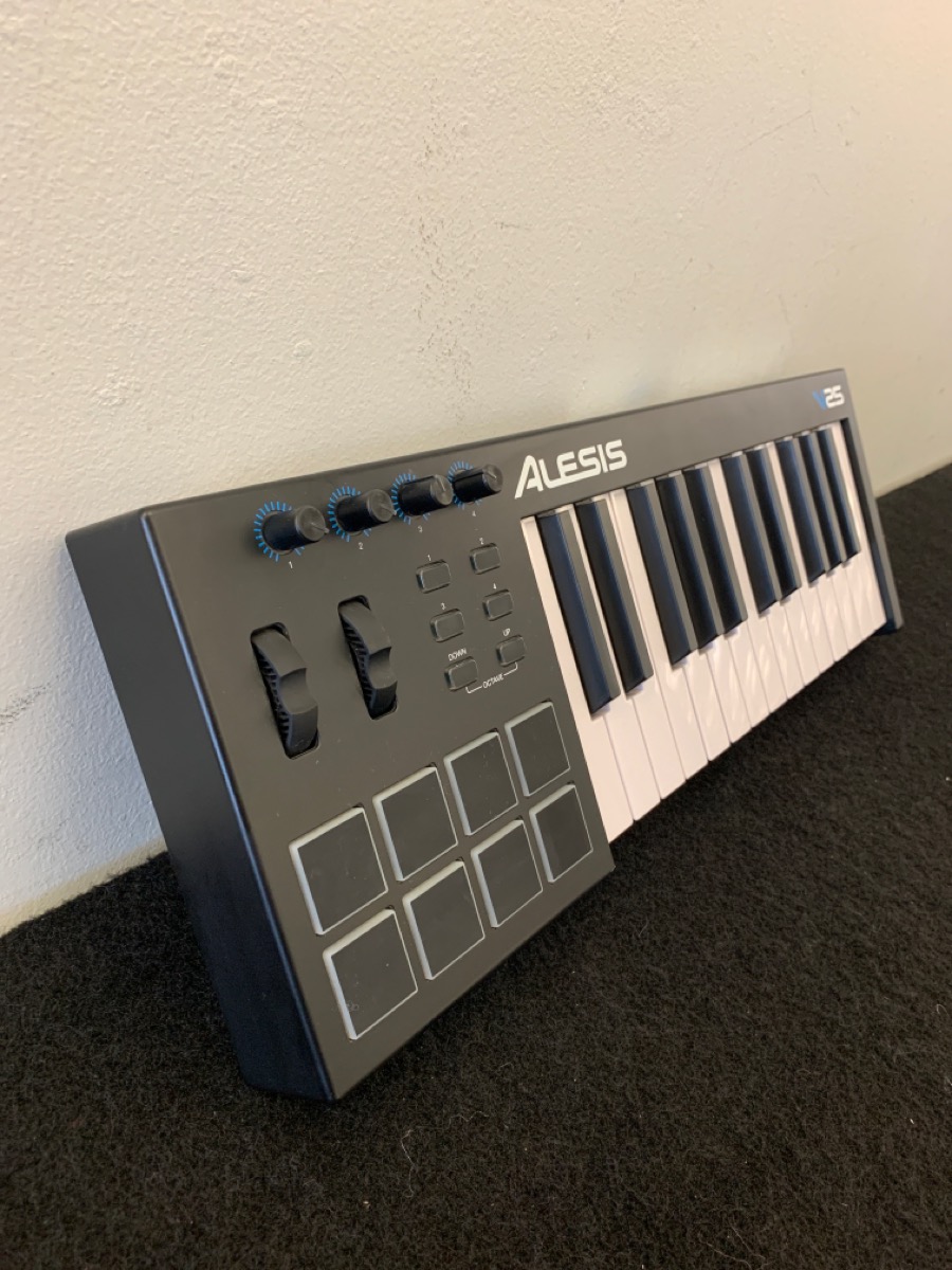 ALESIS V25 25KEY USBMIDI KEYBOARD CONTROLLER Good Buya