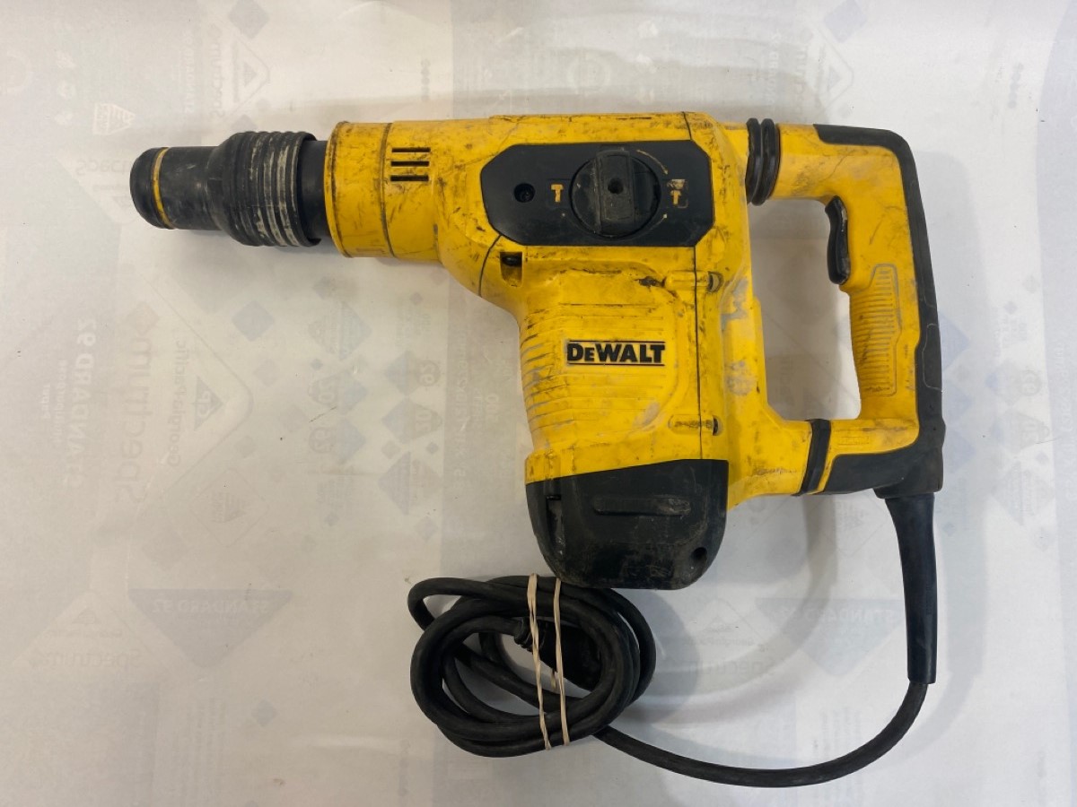 DEWALT D25481 CORDED 120V DEMOLITION HAMMER Very Good Sharp Assets