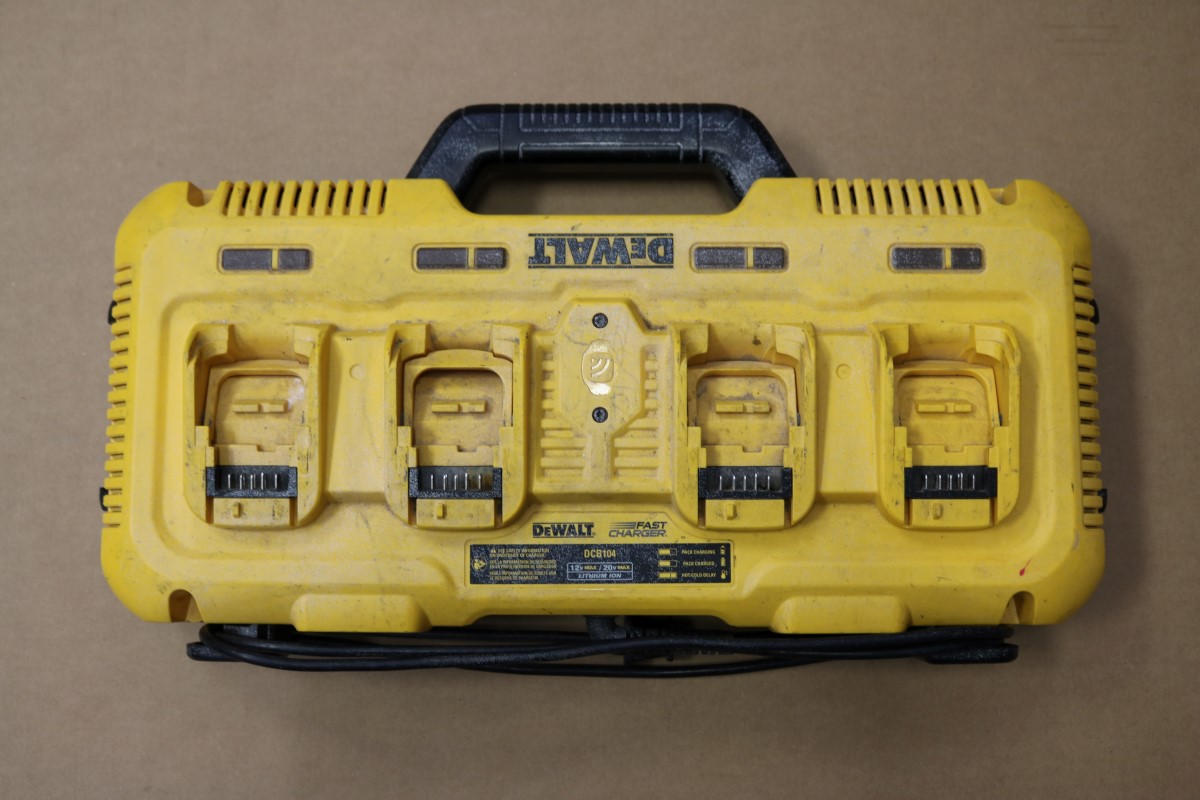 DEWALT DCB104 12V/20V 4PORT LIION FANCOOLED FAST CHARGER Acceptable