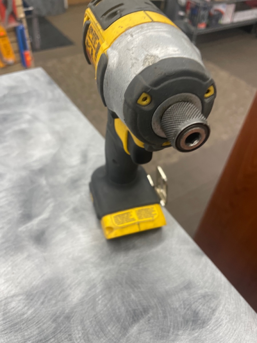 DEWALT IMPACT WRENCH DCF885 (TOOL ONLY)DEWALT 20VOLT MAX LITHIUMION