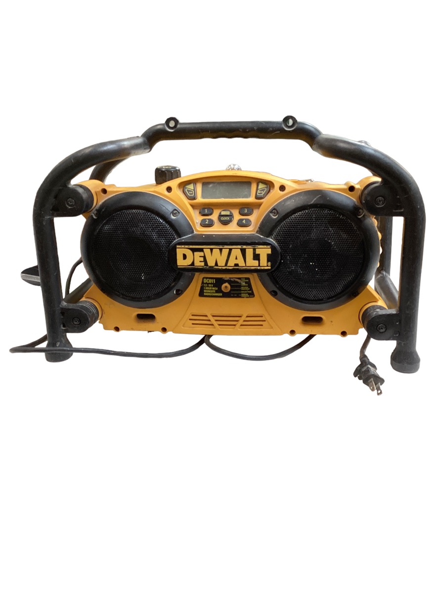 DEWALT DC011 Combination Work Site Radio and 7.2Volt to 18Volt Pod