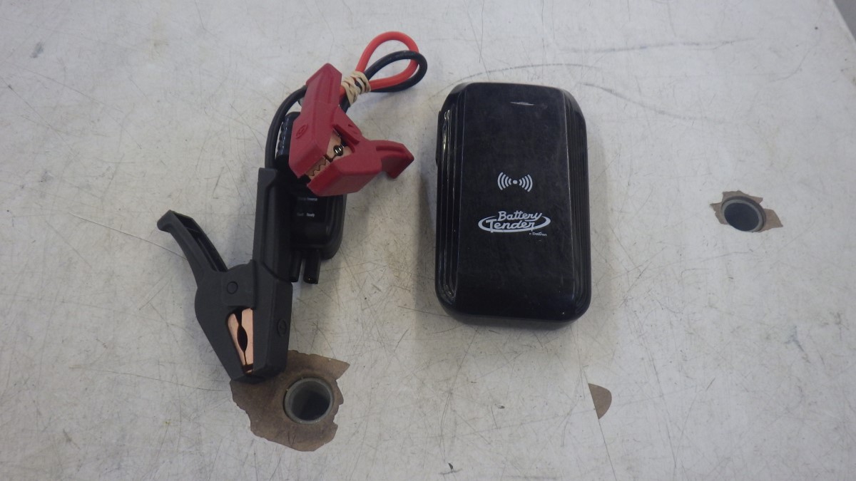 DELTRAN BATTERY TENDER JUMP START For parts or not working Buya