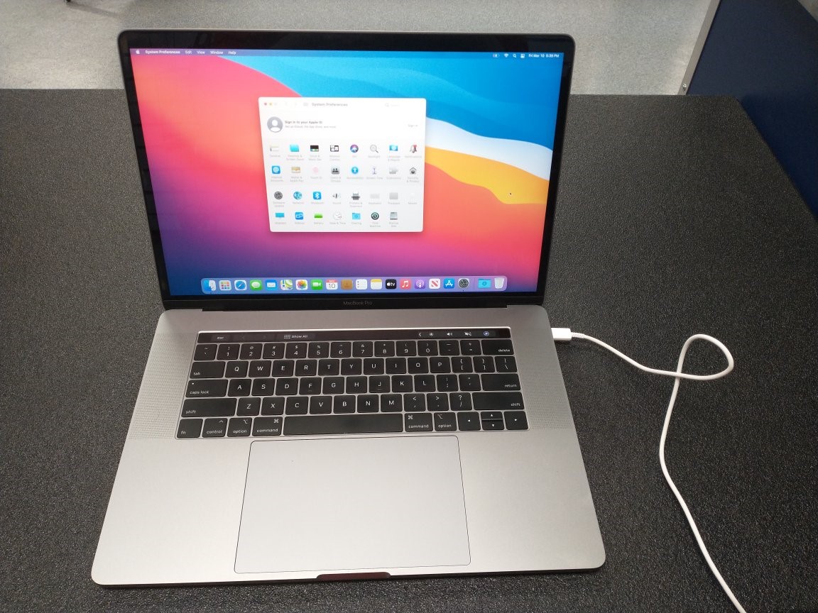 Apple Macbook Pro A1990 - 15" Display 2018 16gbram Intel i7 256GBSSD ...