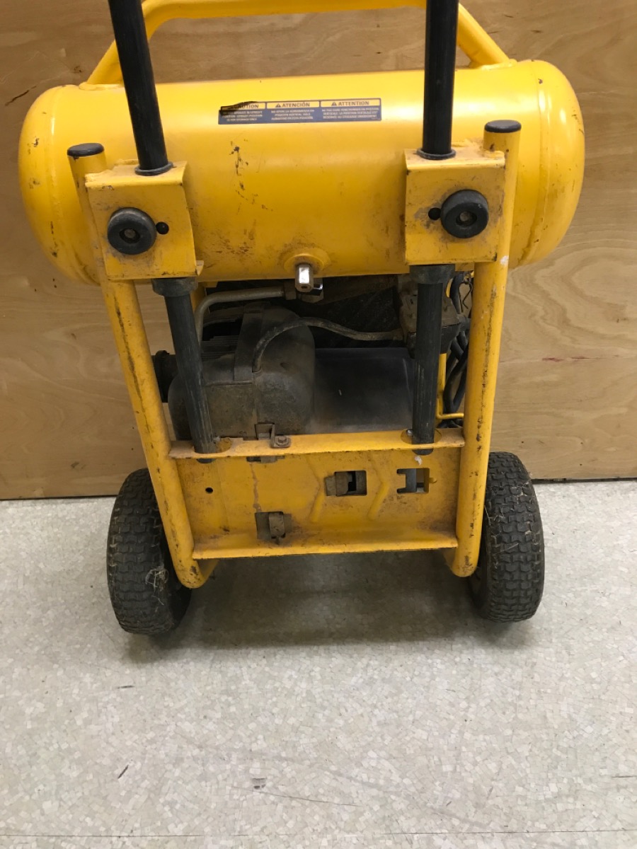 DEWALT D55146 4.5 Gal Air Compressor *PICKUP ONLY (le) Good Buya