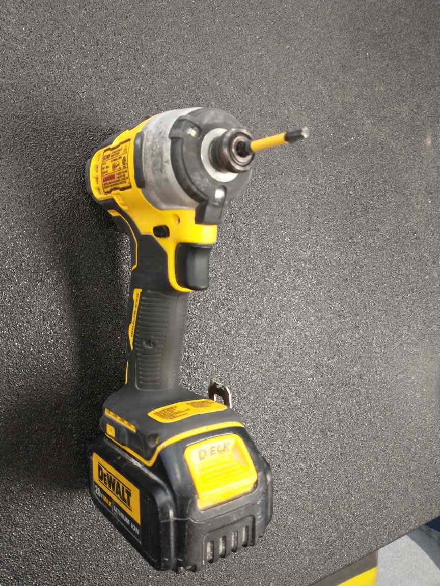 DEWALT DCF809 20V Brushless Atomic 1/4" Impact Driver w/ 3.0AH Battery