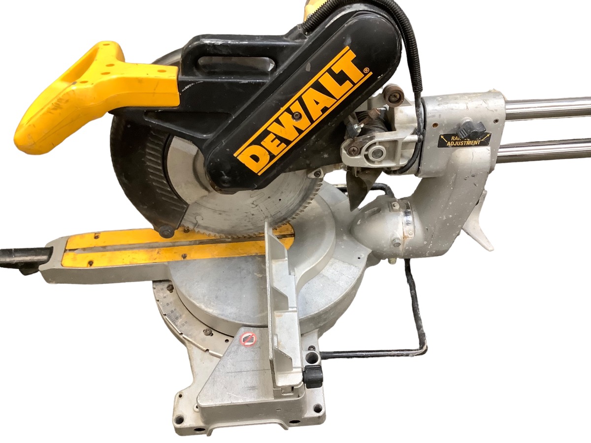 DEWALT DW708 12Inch DoubleBevel Sliding Compound Miter Saw *READ