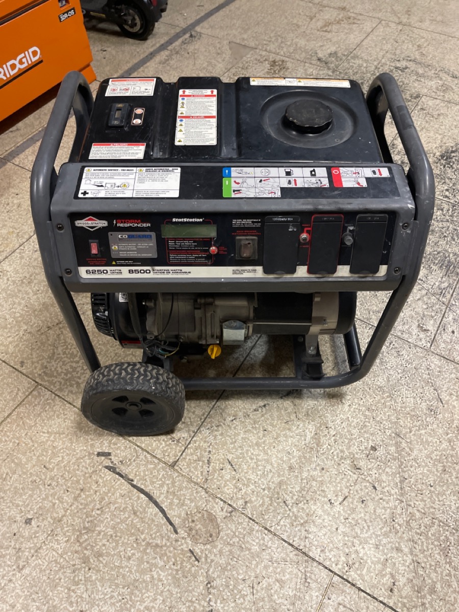 BRIGGS & STRATTON STORM RESPONDER 6250 WATTS GAS POWERED GENERATOR Very