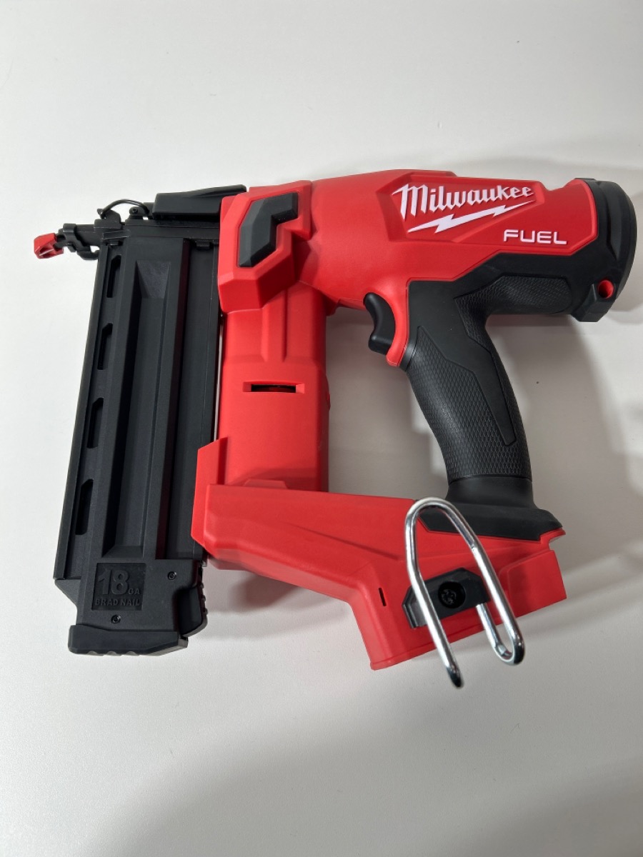 Milwaukee 274620 M18 Fuel Brushless 18 Gauge Brad Nailer Like New