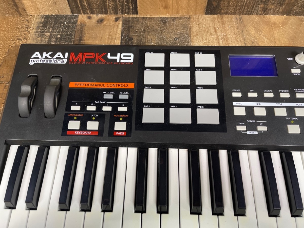 AKAI MPK49 USB/MIDI KEYBOARD (THE GREY PADS HAVE TO BE PUSHED IN REALLY