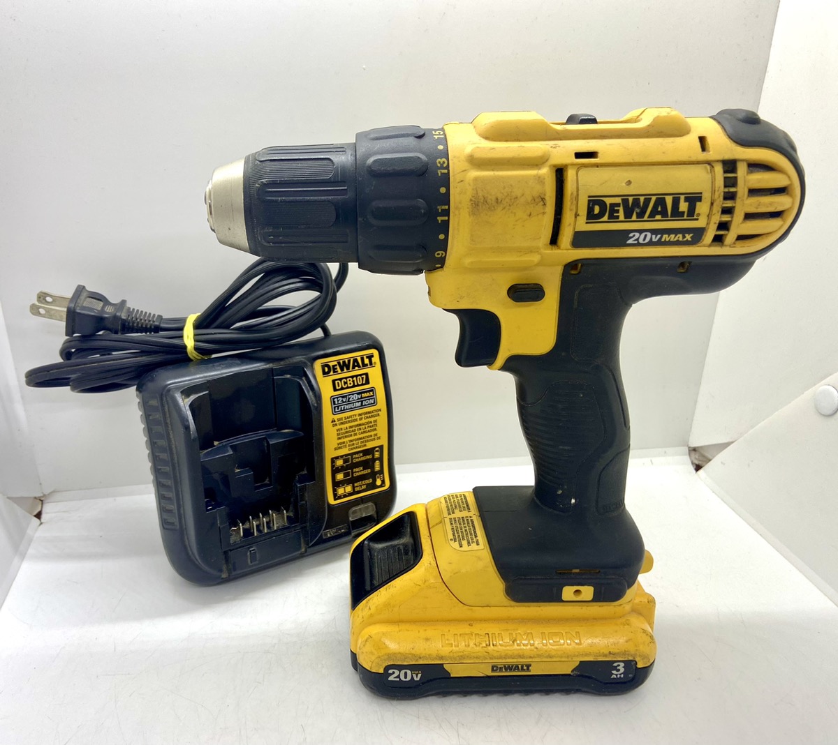 DeWalt 1/2" Cordless Drill DCD771 w/ DeWalt 3 Ah Battery & Charger Very