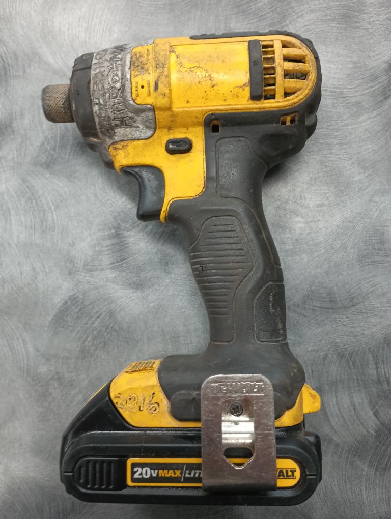 DEWALT IMPACT WITH 1.3AH BATTERY MODEL DCF885 For parts or not working