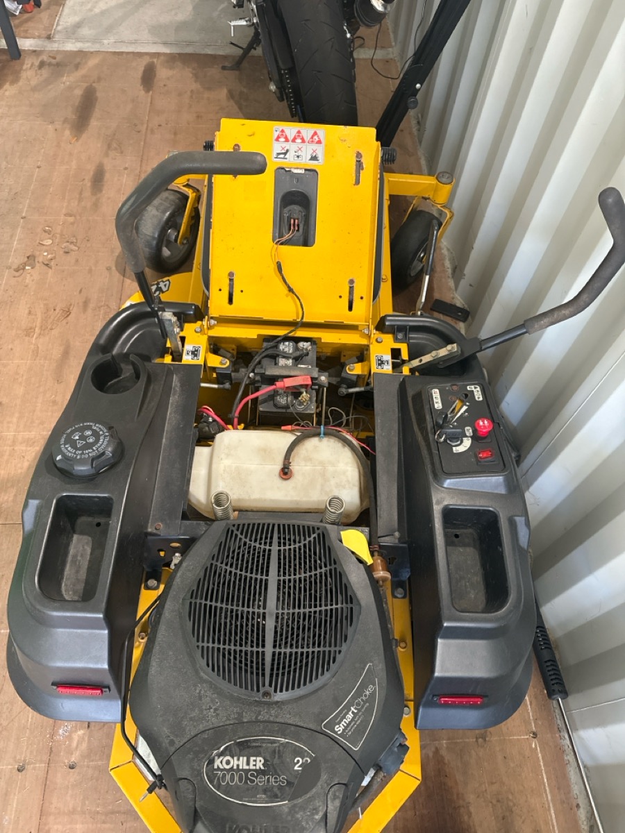 HUSTLER RAPTOR 42" 22hp ZERO TURN LAWN MOWER NEED NEW TIRES (LEENKB